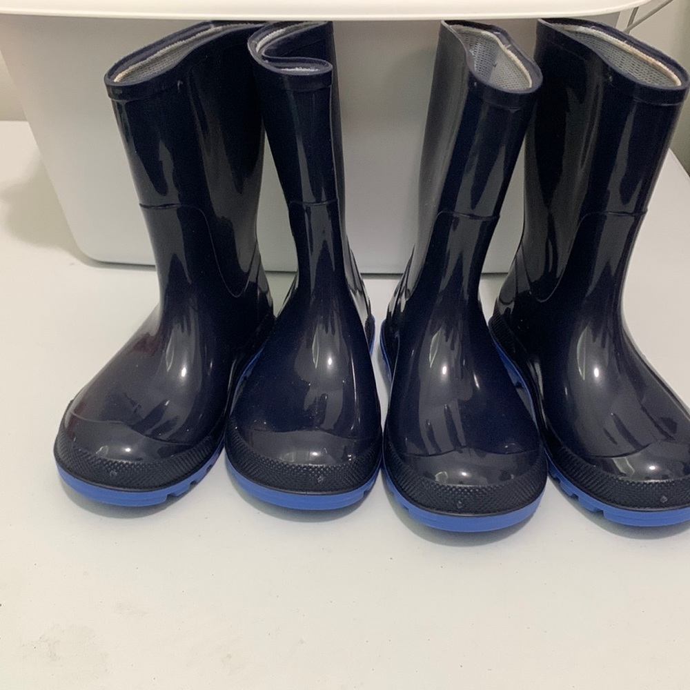 Gently used target rain boots. 2 pairs color blue.